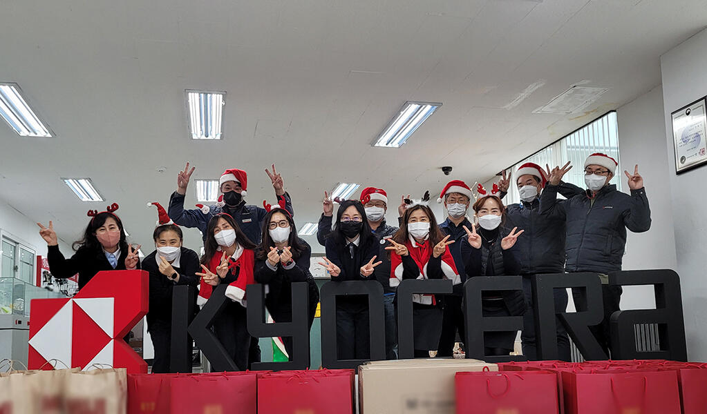 Photo:Scarves delivered to children in welfare facilities